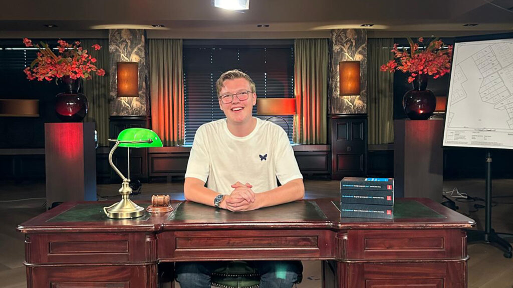 Dylan aan bureau mr. Visser